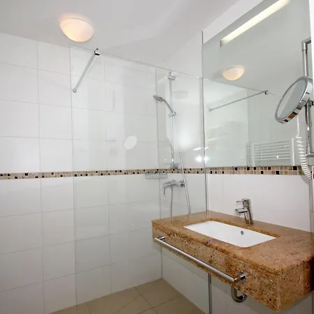 Strandnahe Rex Rugia: Beachfront With Access Lobbe