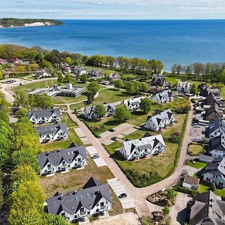 Strandnahe Rex Rugia: Beachfront With Access Apartment Lobbe